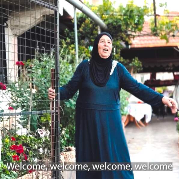 بين الميجانا والتعليم والخبز: امرأةٌ تصنع حكمة عمرها - تقرير زينب نورالدين